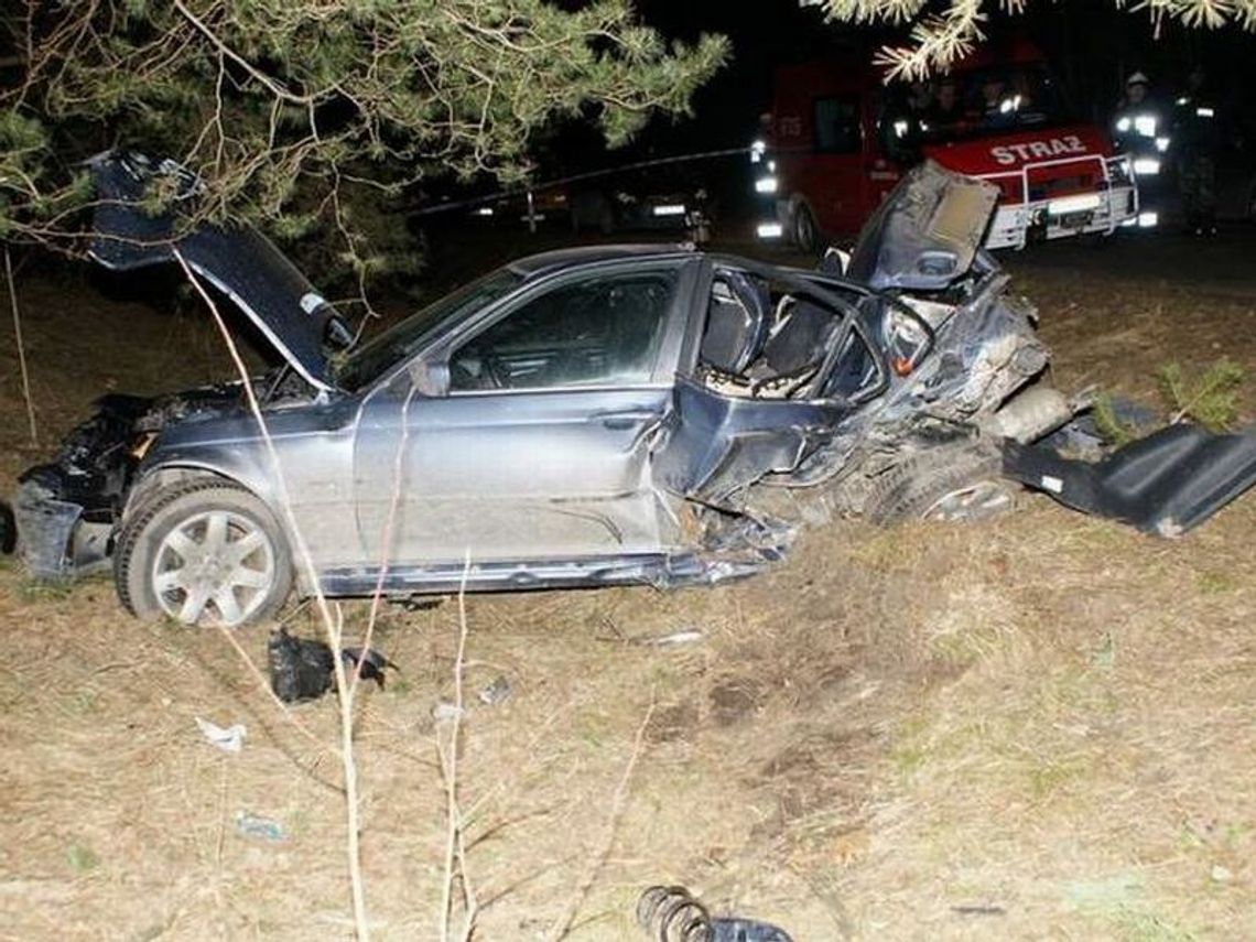 Hajnówka: BMW rozbiło się na drzewie. Nie żyje 23-latek