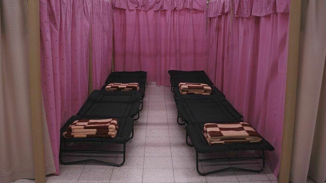 Hala sportowa już nie przyjmuje uchodźców. Miasta zawieszają niektóre punkty noclegowe