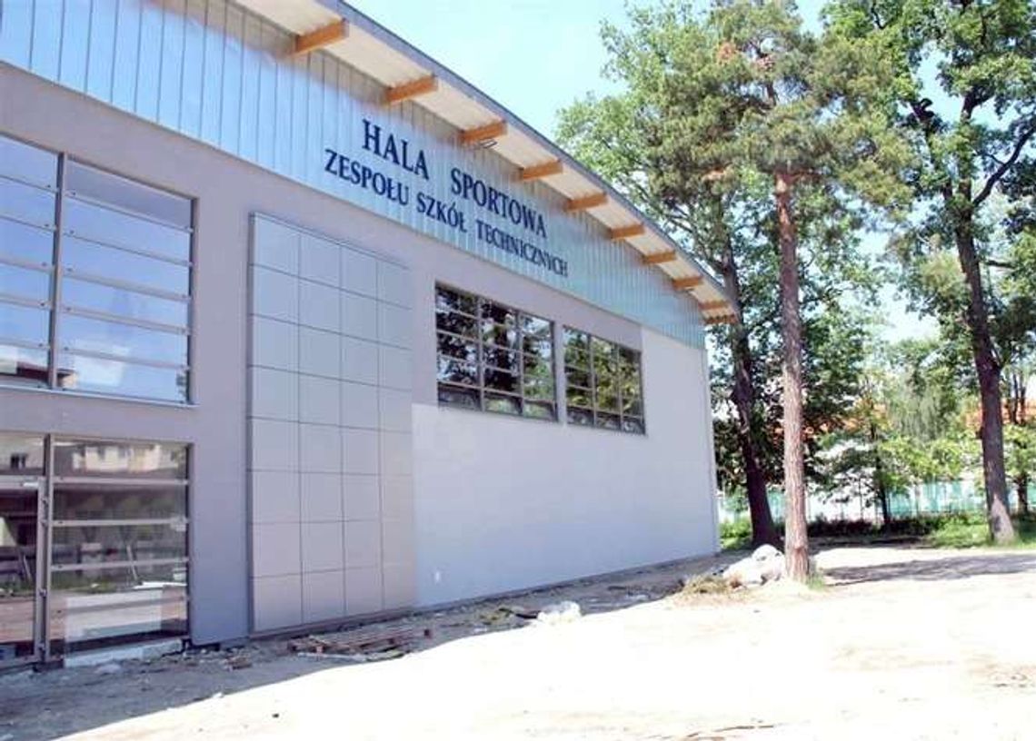 Hala sportowa ZST w Puławach: Zakończyły się roboty przy elewacji