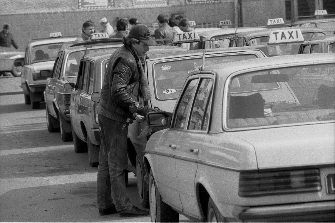 Halo, taxi! Proszę czekać, na Czechów i tak nie pojadę. Halo, taxi! Proszę czekać, na Czechów i tak nie pojadę.