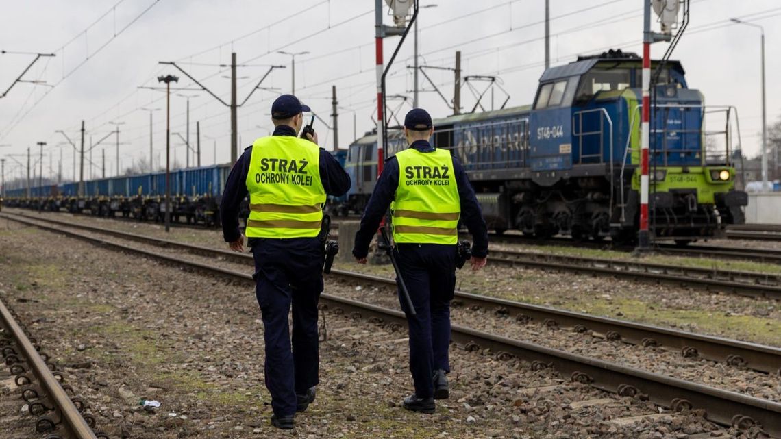 Hamowanie w ostatniej chwili. Pociąg zatrzymał się tuż przed 19-latkiem