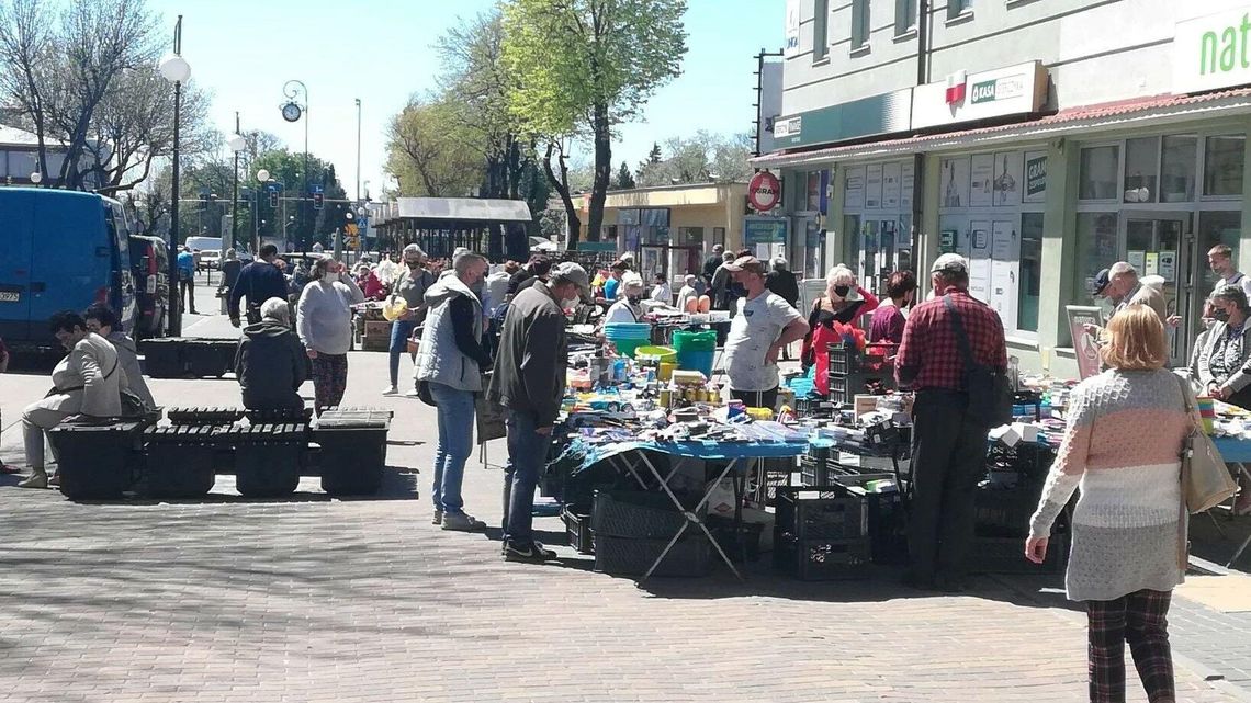 Handel garnkami i bielizną w środku miasta. Stowarzyszenie chce zrobić z tym porządek