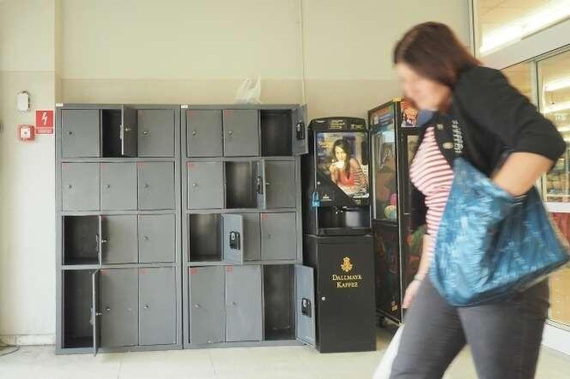 Handlarz urządził sobie dziuplę w Carrefourze. Nielegalne papierosy w szafkach