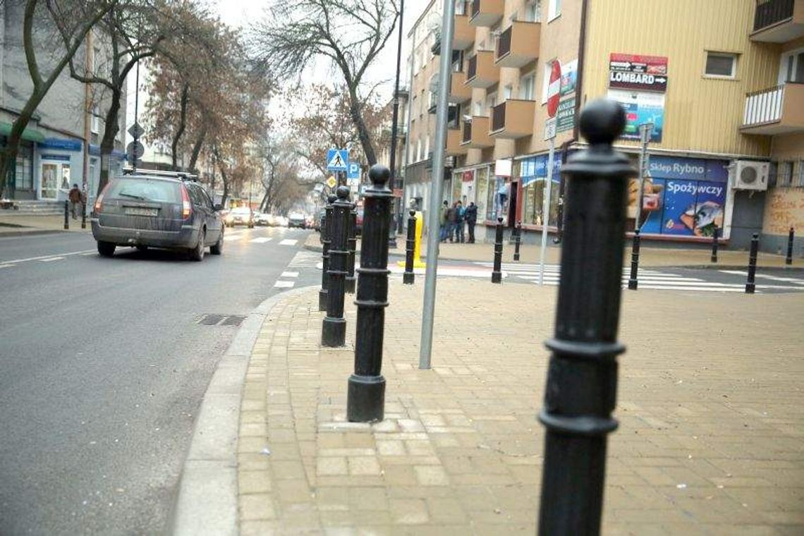Handlowcy skarżą się na słupki w centrum: "Nie mamy jak przyjąć towaru" Handlowcy skarżą się na słupki w centrum: "Nie mamy jak przyjąć towaru"