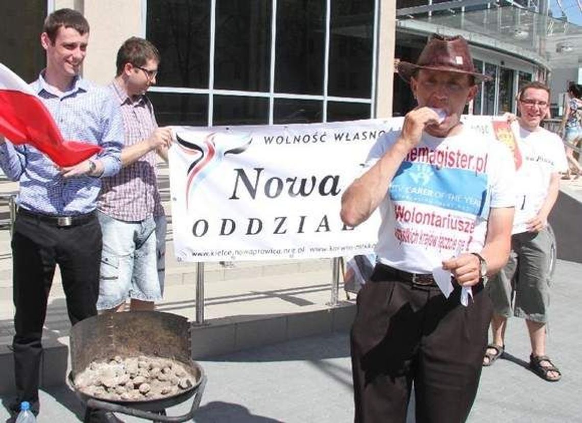 Happening przed urzędem skarbowym. Szef partii zjadał i palił PIT-y!