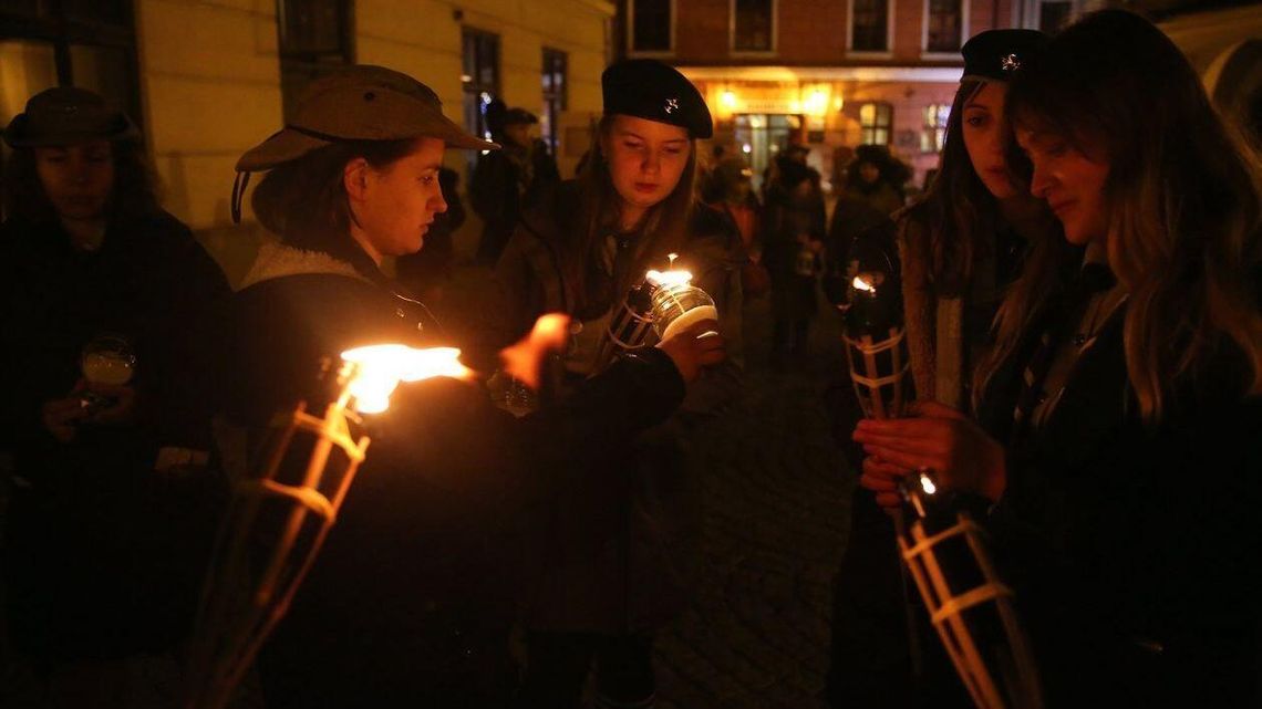 Harcerze przywieźli do Lublina Betlejemskie Światełko Pokoju [zdjęcia]