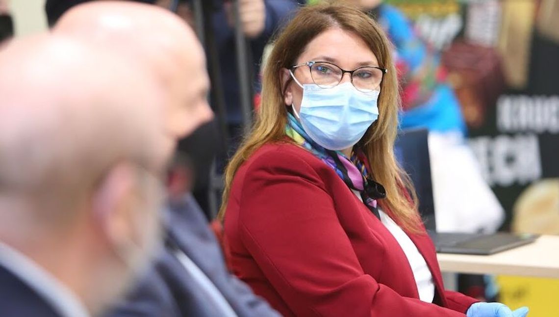 „Hej Czarnek, ty głuchy jesteś?”. Beata Mazurek domaga się dymisji małopolskiej kurator oświaty