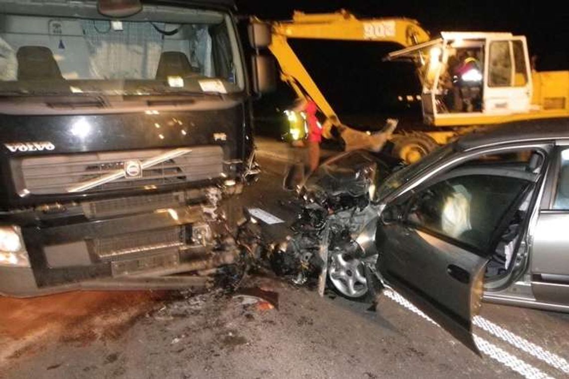 Helenów: Chciał minąć koparkę, uderzył w ciężarówkę (zdjęcia) Helenów: Chciał minąć koparkę, uderzył w ciężarówkę (zdjęcia)