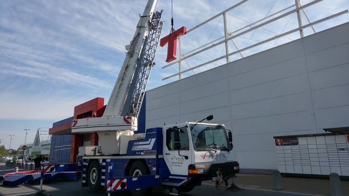 Hipermarket Tesco zwija się z Puław. Dzisiaj zdemontowano szyld [zdjęcia]