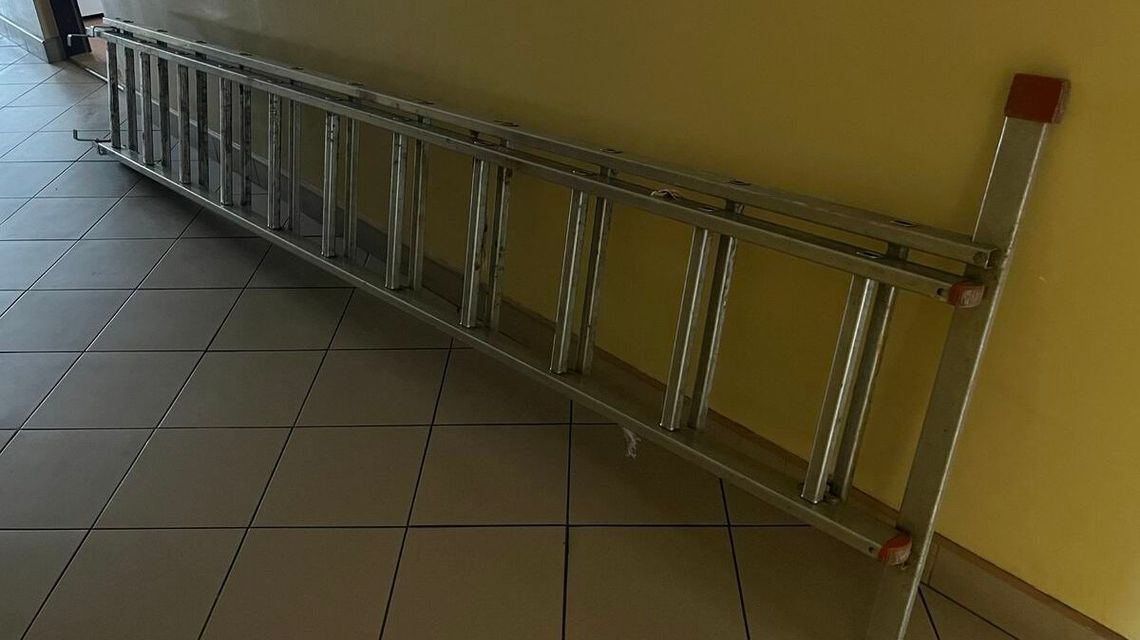 Historia jak z „Gangu Olsena”. Ukradł drabinę, bo szykował się do kradzieży?