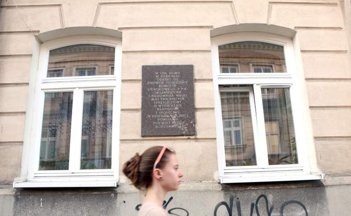 Historia na murach. Czy pamiątkowe tablice powinny zniknąć? Historia na murach. Czy pamiątkowe tablice powinny zniknąć?