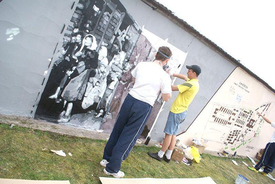 Historia na murze w Trawnikach