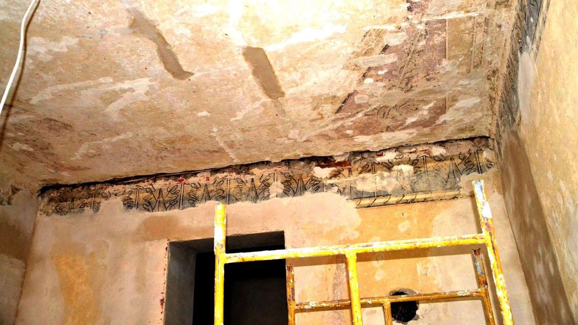 Historia skryta pod starą farbą. Co znaleziono w zabytkowej kamienicy przy ul. Rybnej?