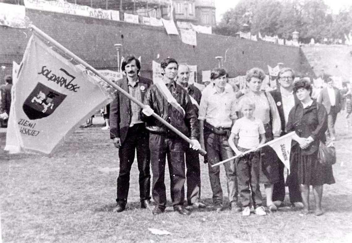 Historia. Sztandar przemycony pod spódnicą