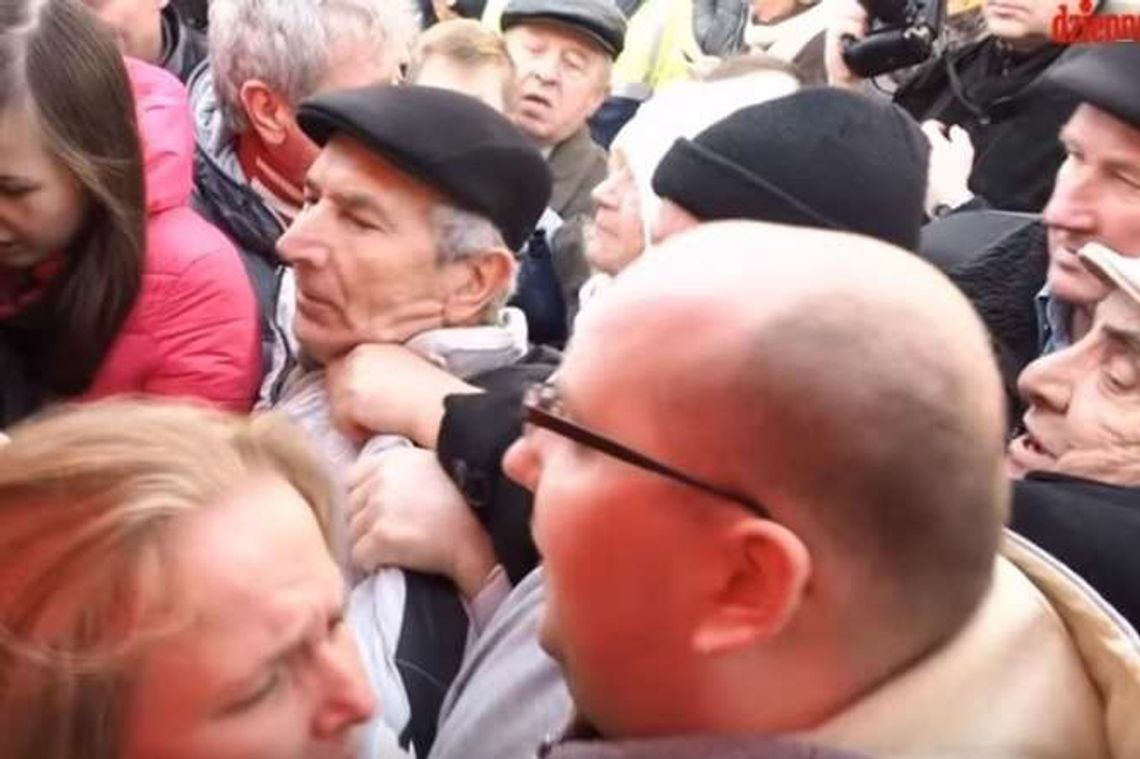 HIT internetu! Bitwa o choinki w Lublinie. Ponad 220 tys. wyświetleń (wideo)