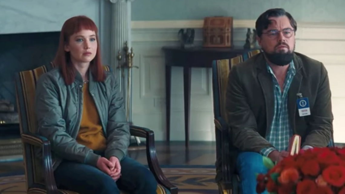 Hit Netfliksa szydzi, wytyka, ale "Nie patrz w górę" hołduje też stereotypom