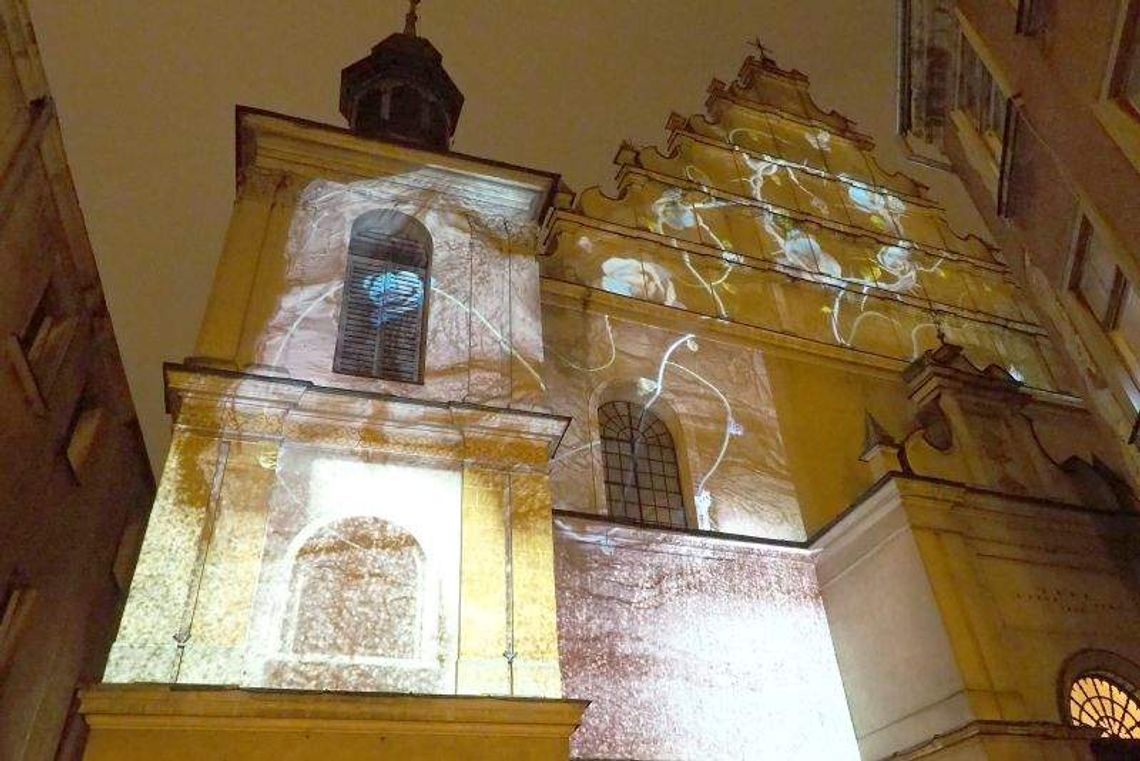 Holograficzna Męka Pańska na fasadzie Bazyliki o. Dominikanów