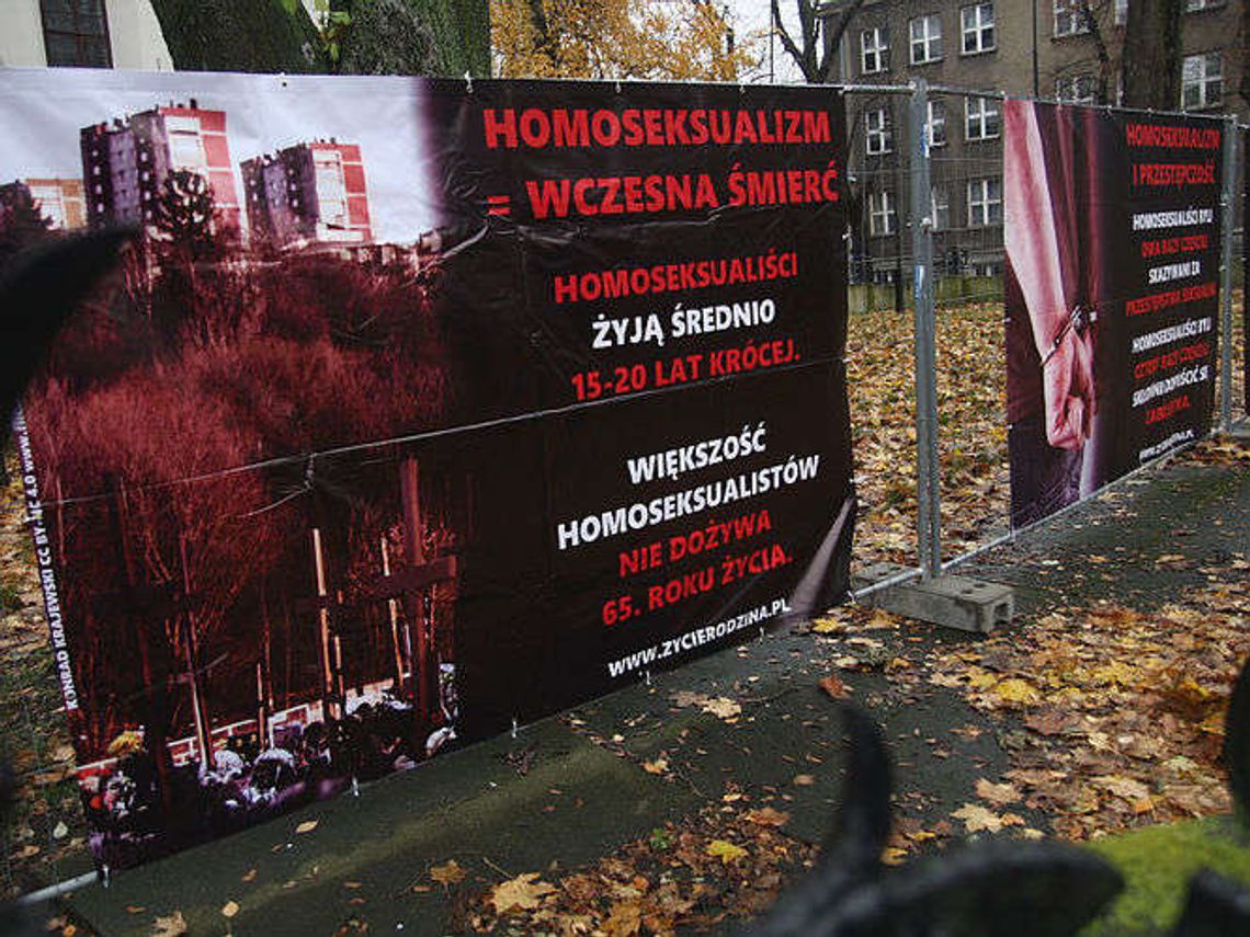 Homofobiczna wystawa „Stop dewiacji” tym razem w Lublinie. Plakaty przy kościele Homofobiczna wystawa „Stop dewiacji” tym razem w Lublinie. Plakaty przy kościele