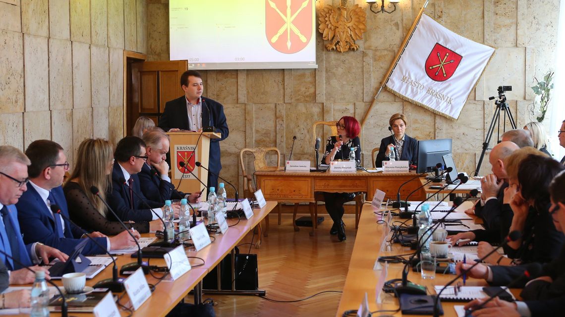 "Homoseksualizm nie jest zaraźliwy". Dlaczego radni powinni uchylić uchwałę anty-LGBT?