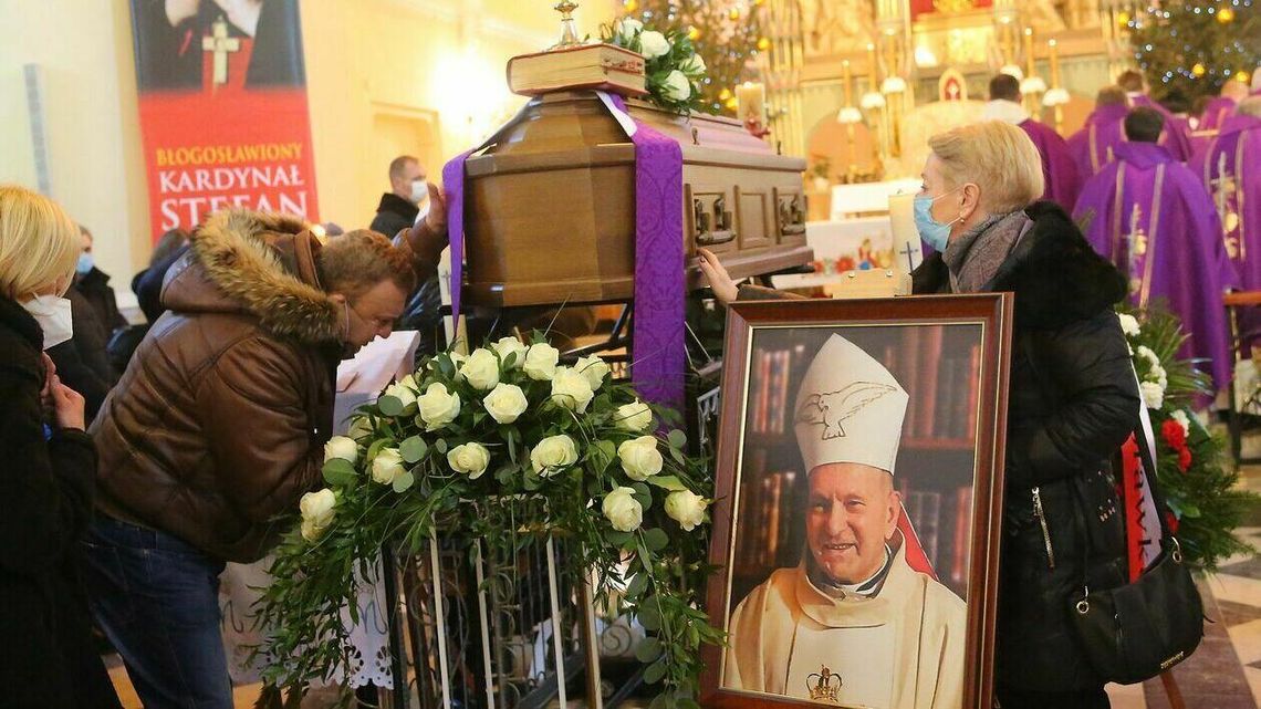 Honorowe obywatelstwo dla księdza egzorcysty. Na pogrzebie pożegnały go tłumy wiernych