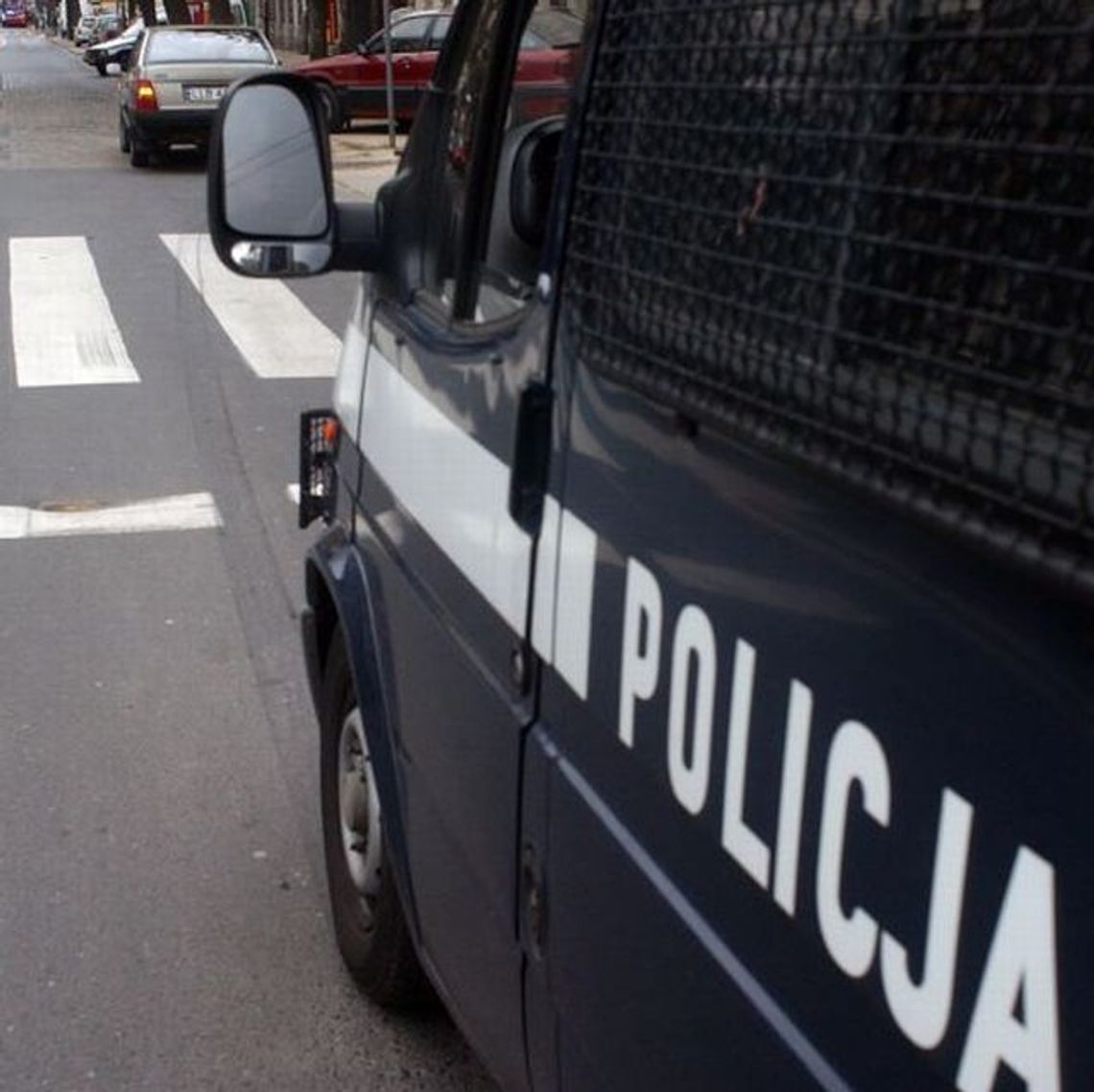 Hrubieszów: Wylądował audi na słupie. I uciekł. Szuka go policja