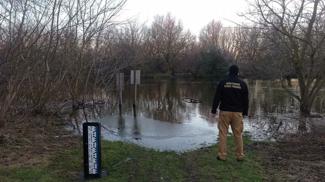 Huczwa wylewa, strażacy uspokajają