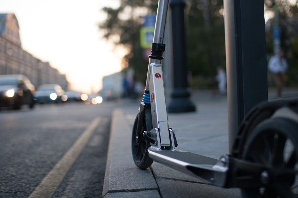 Hulajnoga elektryczna ładuje się, ale nie jedzie? Sprawdź, co może być przyczyną