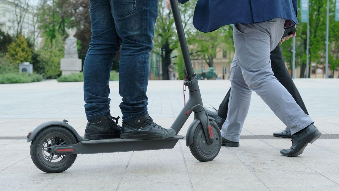 Hulajnogi elektryczne coraz bardziej popularne. Wkrótce wejdą nowe przepisy Hulajnogi elektryczne coraz bardziej popularne. Wkrótce wejdą nowe przepisy