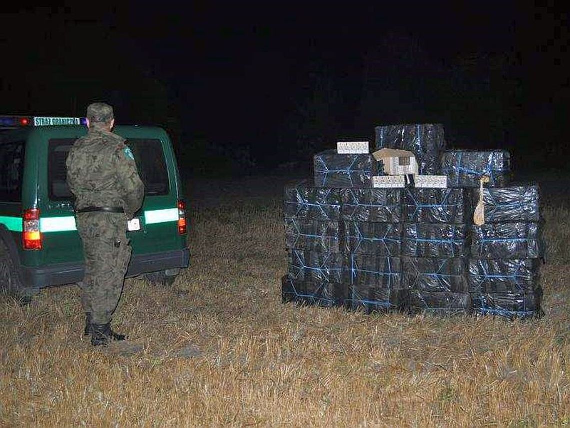 Husynne: Strażnicy znaleźli stertę papierosów na polu
