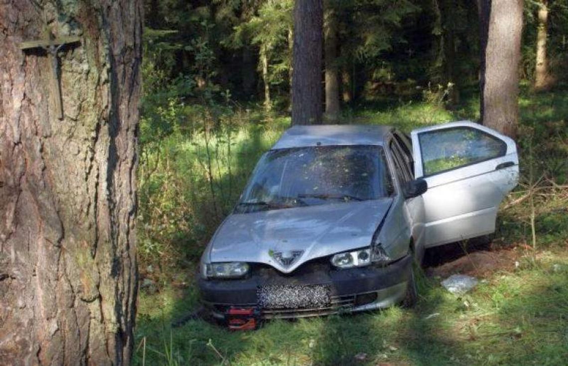 Hutki: Pijany kierowca wjechał w drzewo. Nie żyje jedna osoba