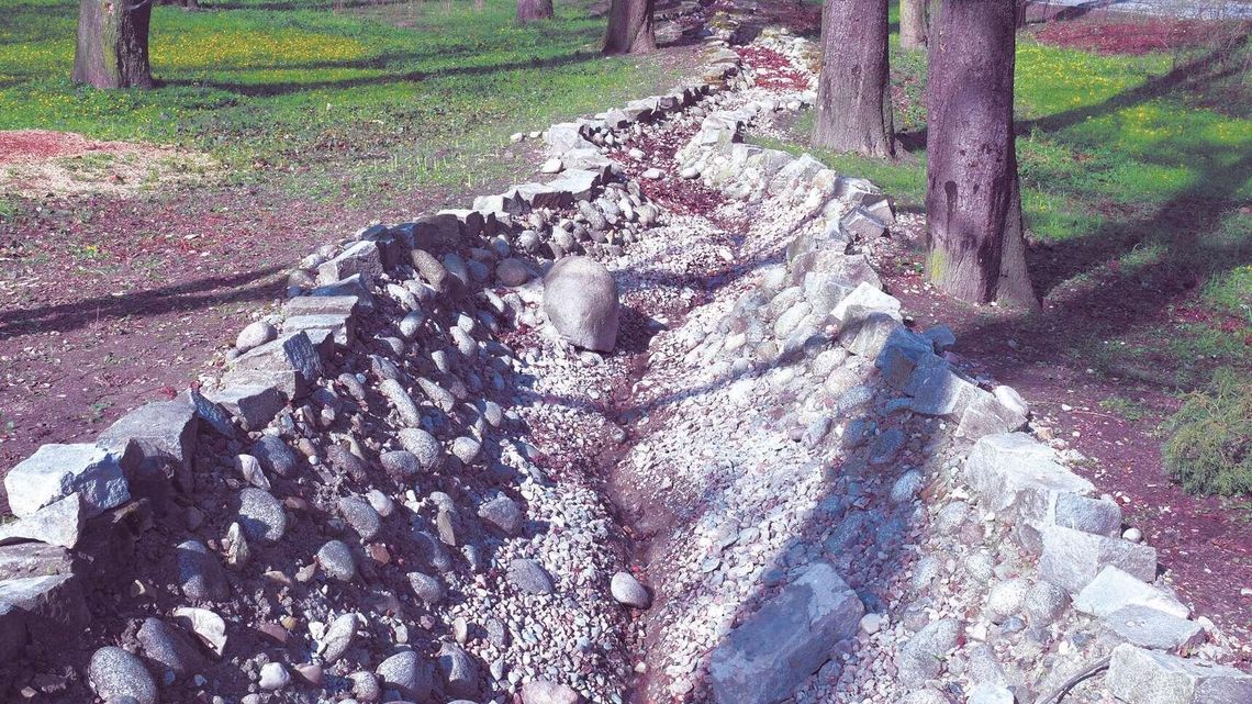 Hydrozagadka w Ogrodzie Saskim. Co się dzieje z wodą ze strumyka? Hydrozagadka w Ogrodzie Saskim. Co się dzieje z wodą ze strumyka?