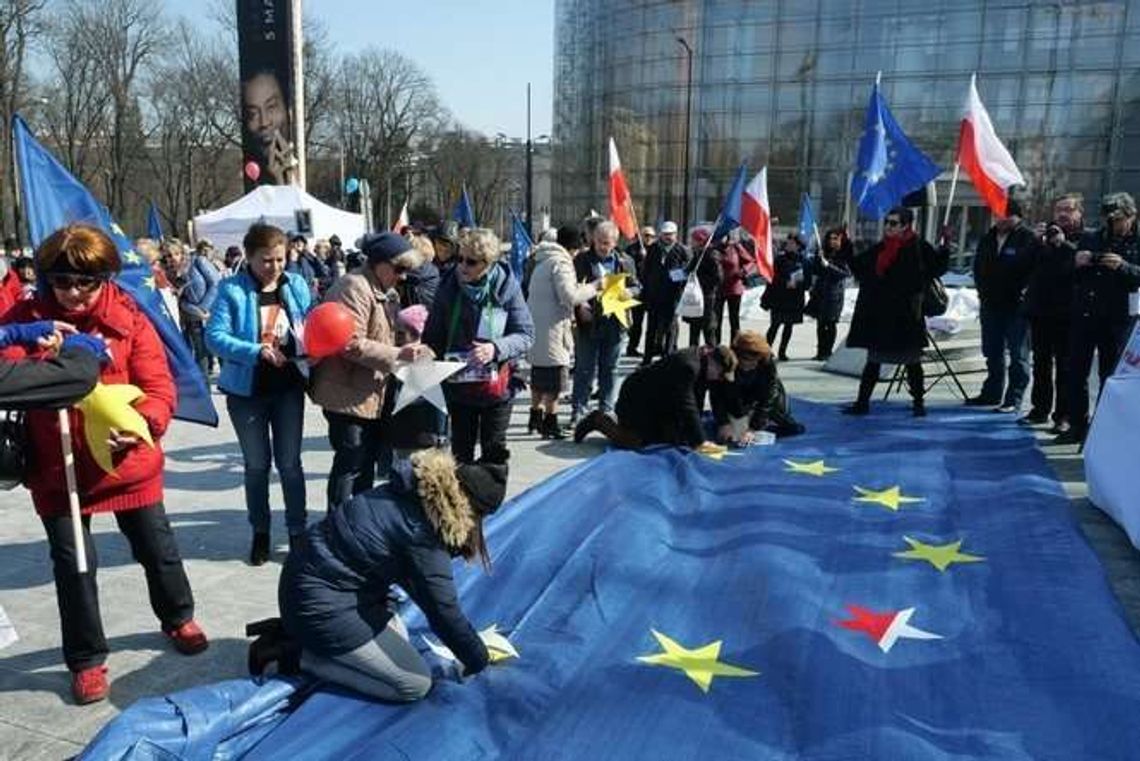 Hymn UE zabrzmiał w Lublinie na pl. Teatralnym [zdjęcia]