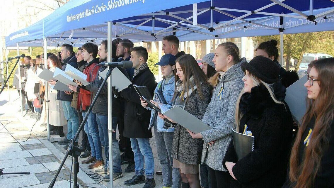 Hymn Ukrainy rozbrzmiał na placu przed UMCS Hymn Ukrainy rozbrzmiał na placu przed UMCS