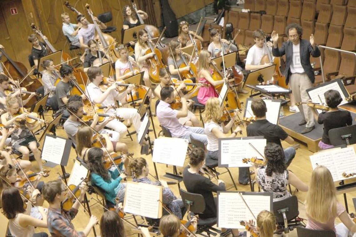 I, CULTURE Orchestra stroi instrumenty I, CULTURE Orchestra stroi instrumenty