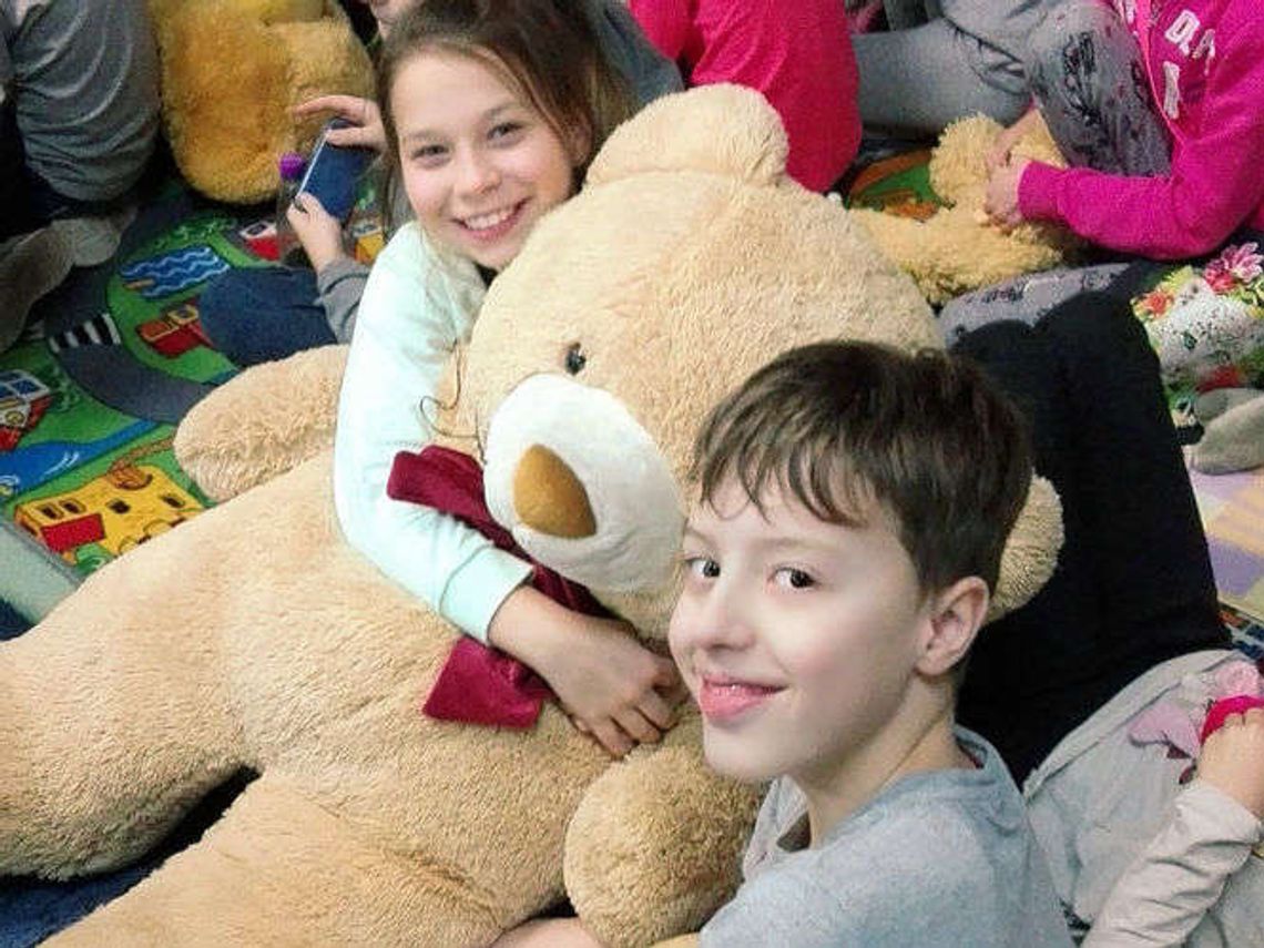 I Nocny Festiwalu Bajania w Świdniku. W ZS nr 2 dorośli czytali dzieciom 