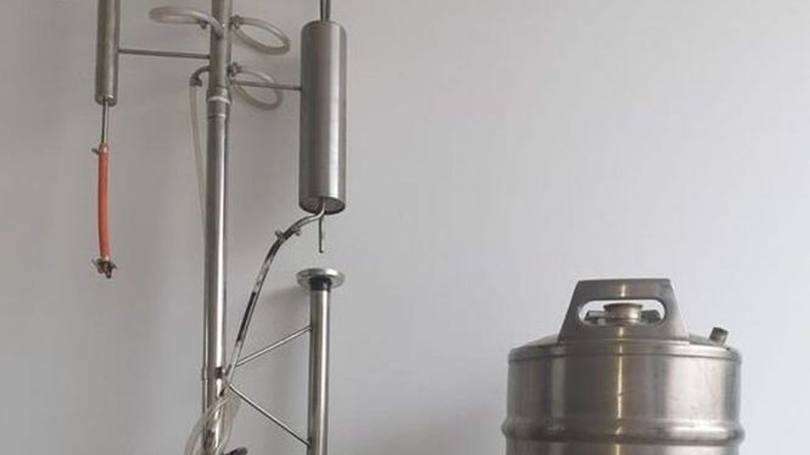 I po bimbrowni. Tłumaczył, że to na własny użytek