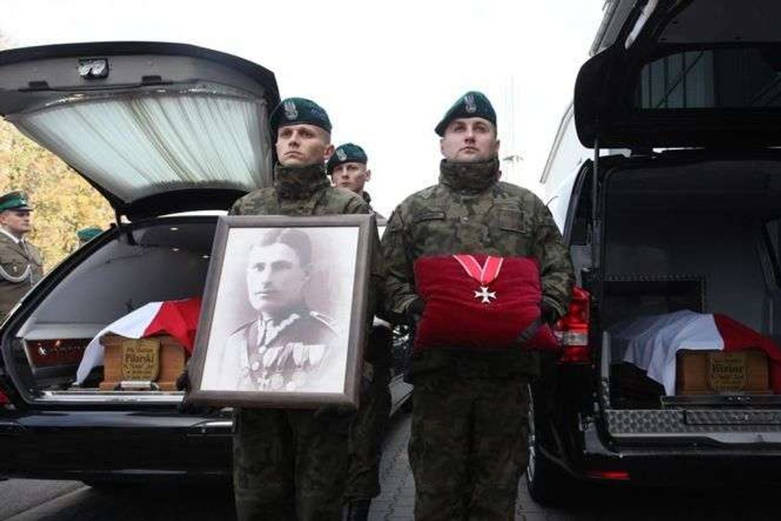 Ich szczątki spoczywały w anonimowej mogile. Uroczystości pogrzebowe „Jara” i „Eama”