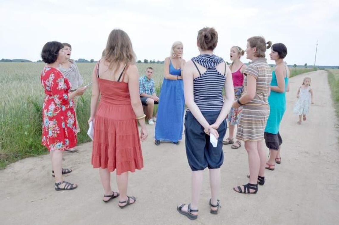 Idą w rzepak albo na łąkę i śpiewają