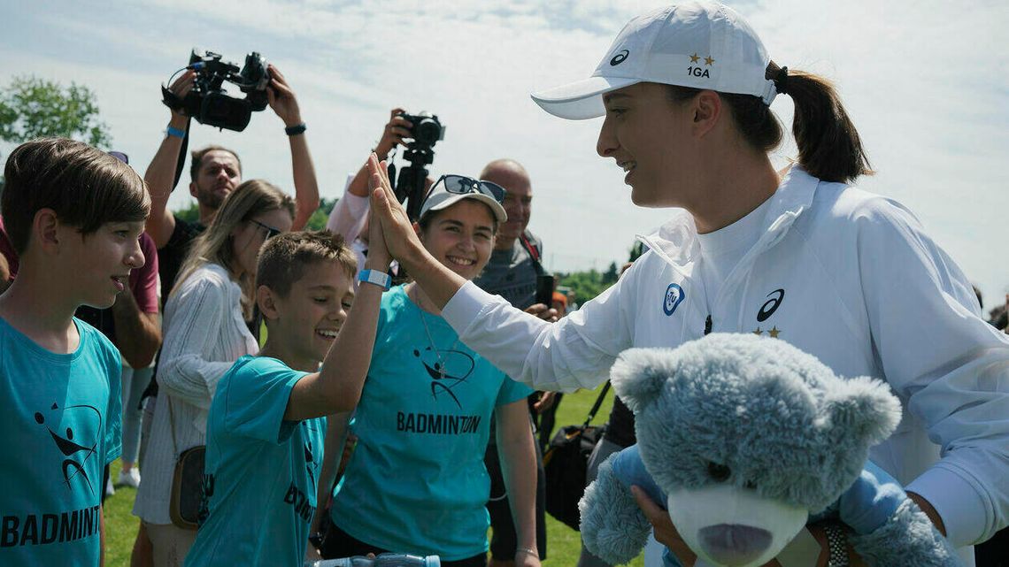 Iga Świątek w Lublinie. Tuż przed Wimbledonem przybijała piątki z dziećmi