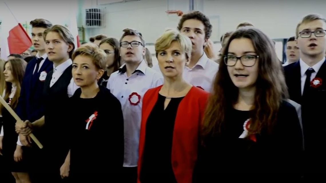 III LO w Zamościu. Uczniowie i nauczyciele odśpiewali hymn Polski [wideo]