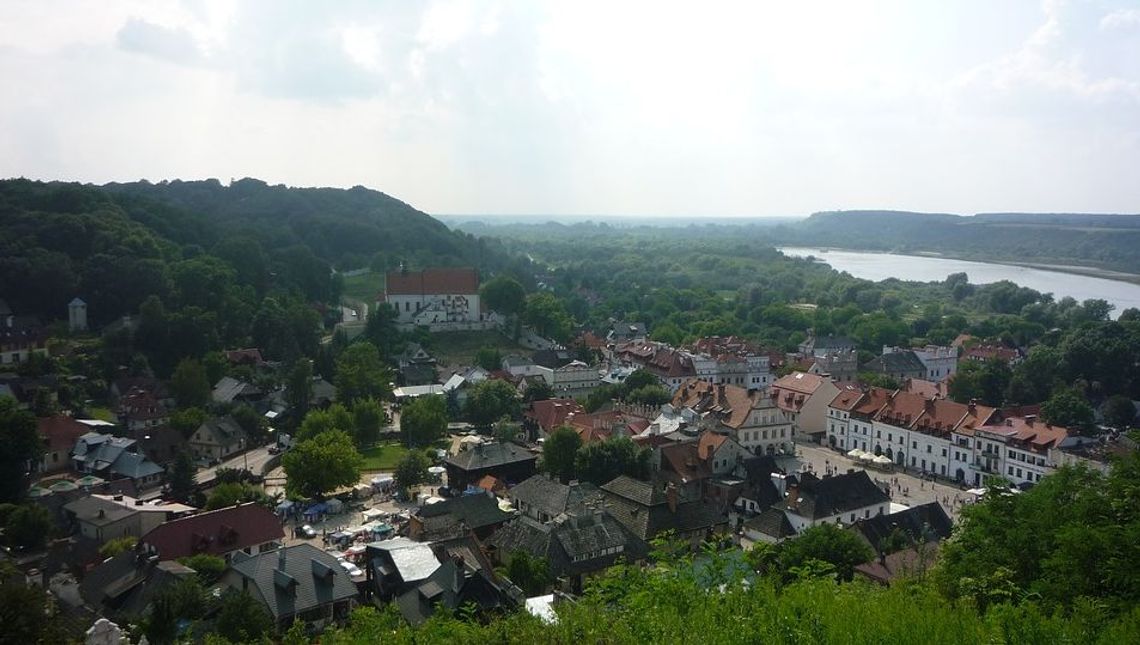 Ile alkoholu sprzedano? Ilu jest mieszkańców? Ile wydano? Raport o gminie Kazimierz Dolny Ile alkoholu sprzedano? Ilu jest mieszkańców? Ile wydano? Raport o gminie Kazimierz Dolny