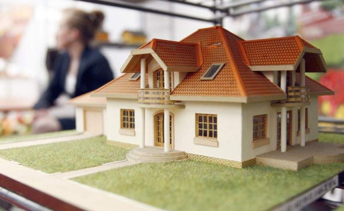 Ile kosztuje budowa domu jednorodzinnego? Jak mieszkanie w Warszawie