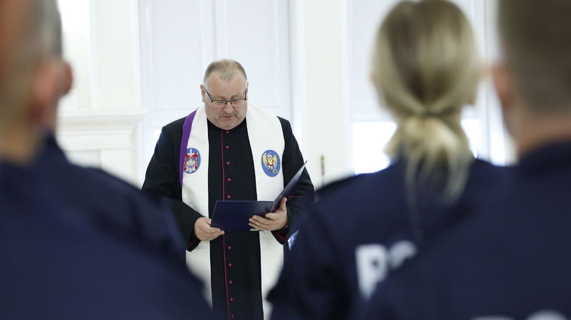 Ile można zarobić w policji? Nowi funkcjonariusze właśnie zaczynają służbę