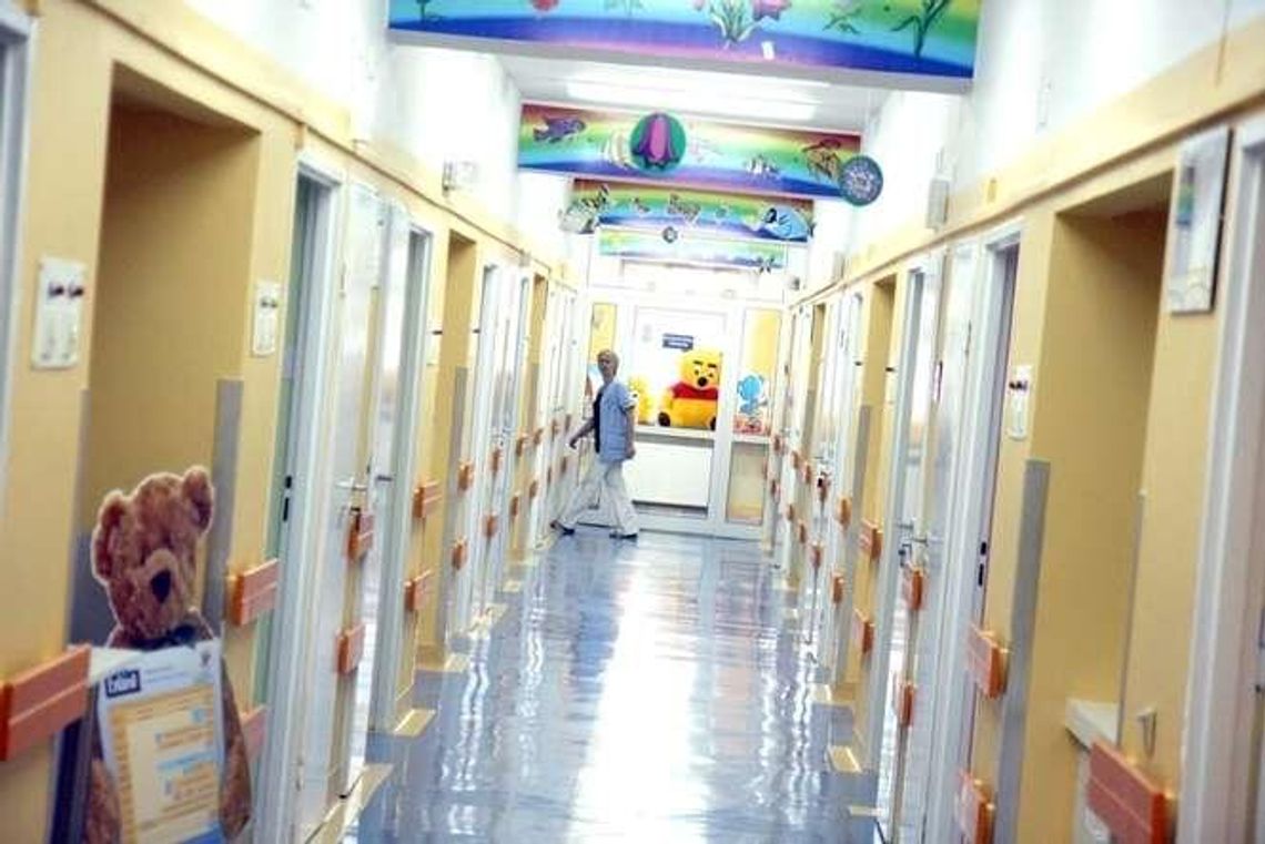 Ile płaci rodzic dziecka za noc w szpitalu? Ceny za hotel i wypożyczenie łóżka