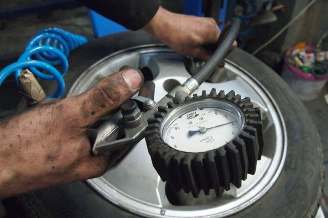 Ile zarabia ochroniarz, drukarz i mechanik?