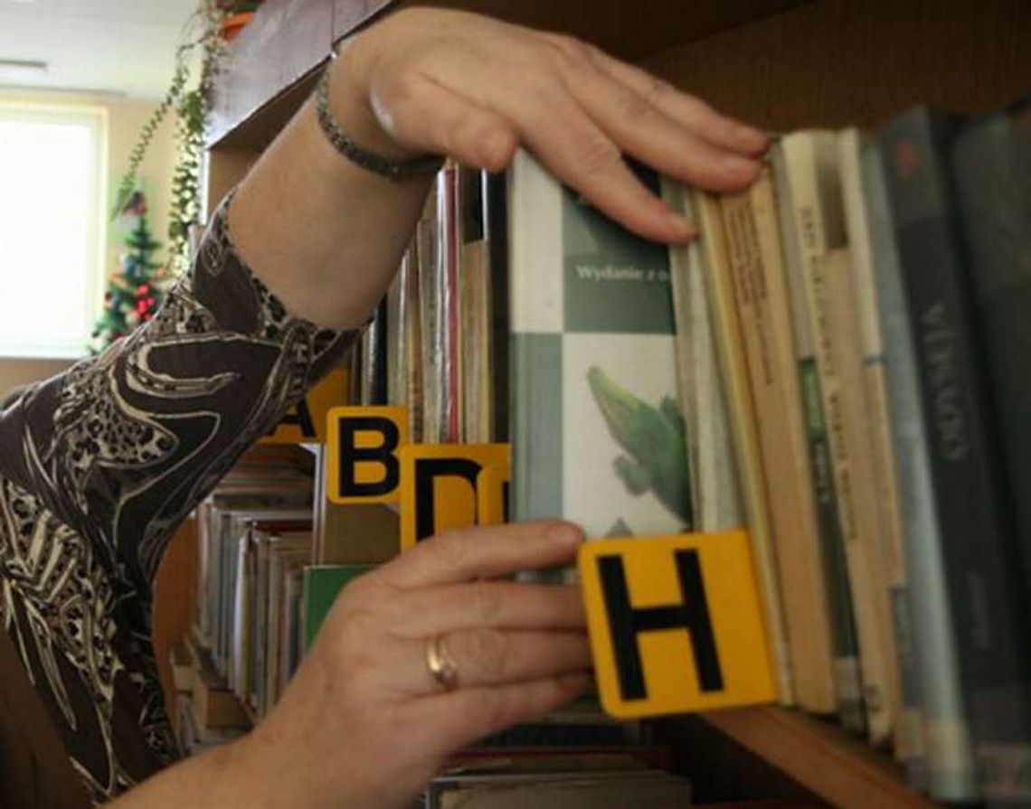 Ile zarabia pracownik Orange, a ile bibliotekarka?