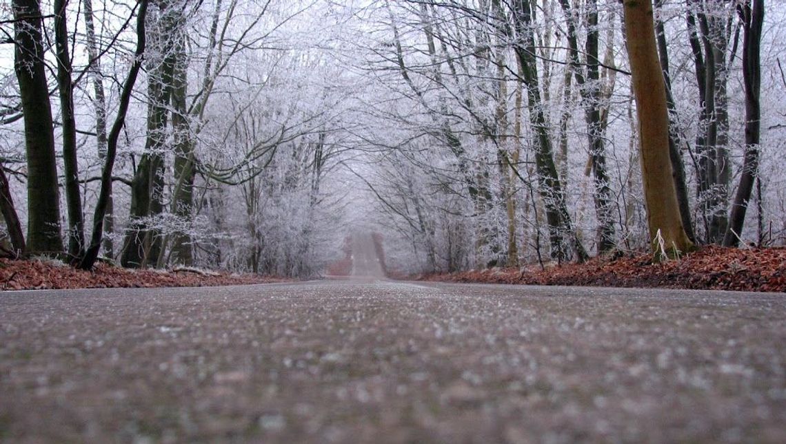 IMGW ostrzega. Może być ślisko na drogach i chodnikach