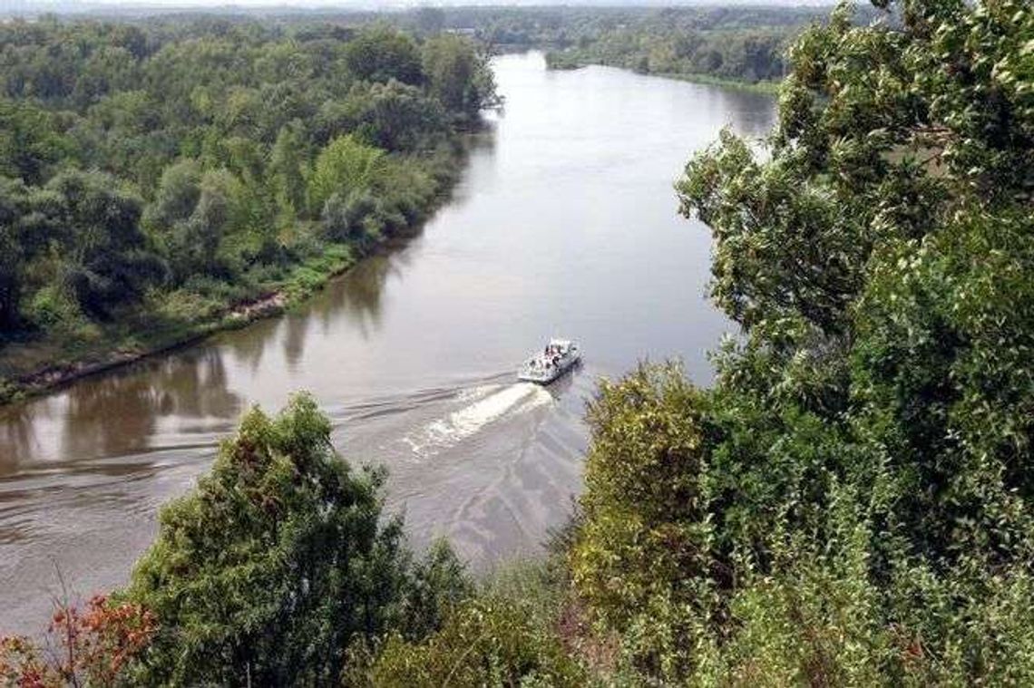 Imigranci nielegalnie przekraczali granicę. Pomagał komendant ze straży granicznej