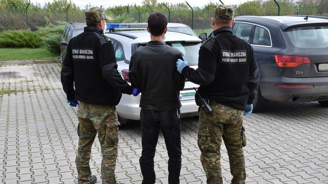 Imigrant przepłynął rzekę wpław. Nie miał już siły iść dalej Imigrant przepłynął rzekę wpław. Nie miał już siły iść dalej