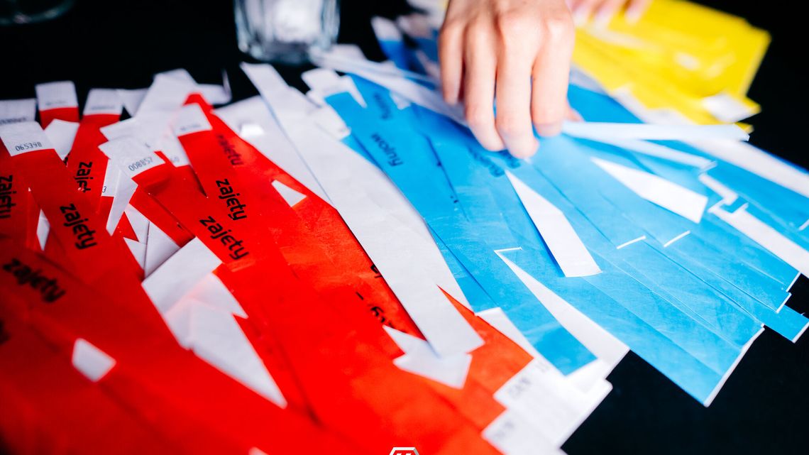 Impreza z opaskami Impreza z opaskami